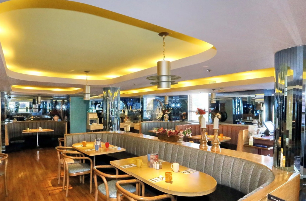 James Bay Inn Hotel, Suites & Cottage