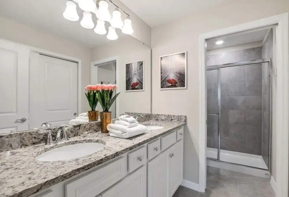 5 Bed Townhome! 5 Bedroom Townhouse by Redawning