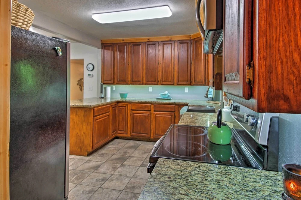 Cozy Broken Bow Cabin w/ Hot Tub - 1 Mi to Lake!