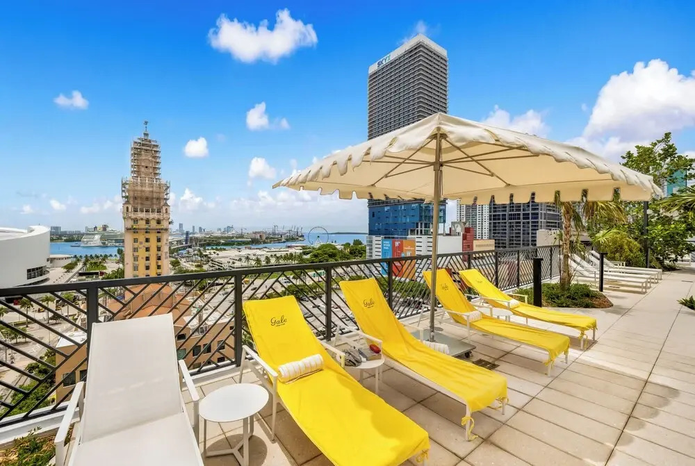 Luxe 1-BR with Stunning Downtown Views