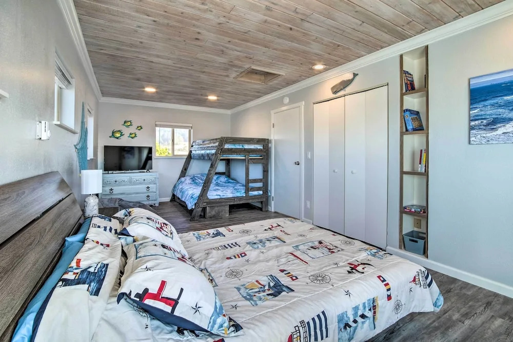 Gold Beach Home w/ Hot Tub, 1/4 Mi to Beach