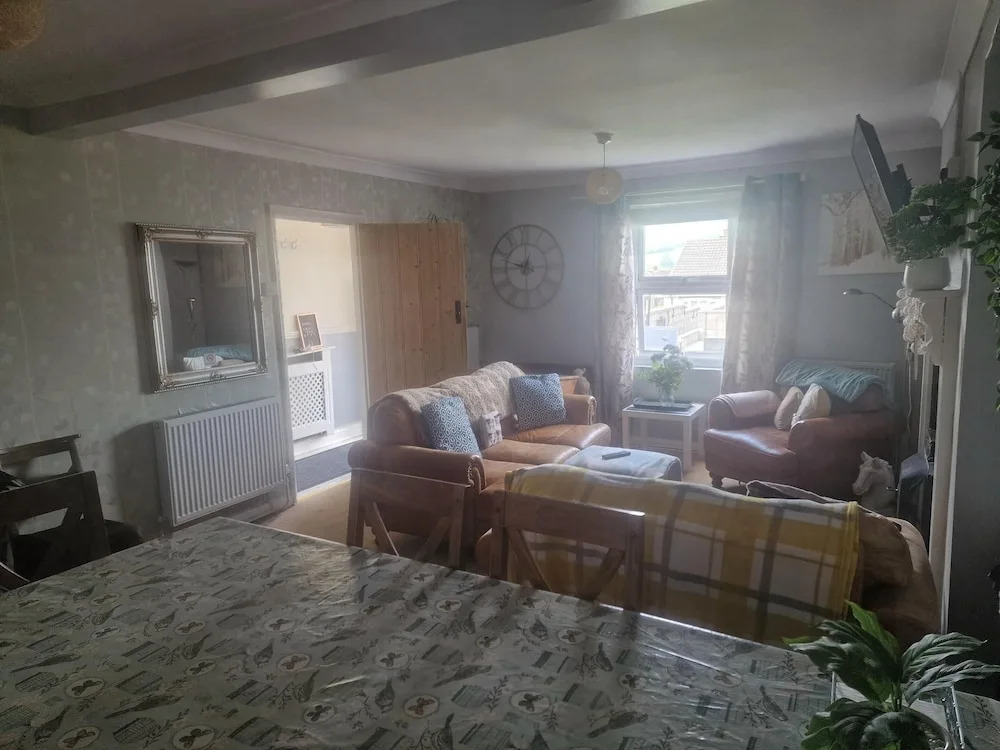 3br-sleeps6-petsok-off Road Parking-garden