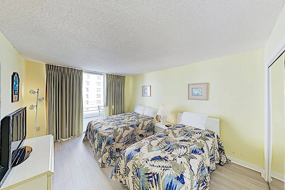 New Listing! Oceanfront W/ Pools & Hot Tub 3 Bedroom Condo