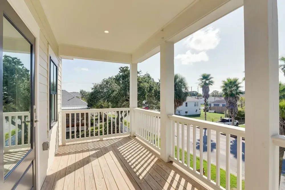 1 Mi to Ocean! Galveston Getaway w/ 2 Balconies