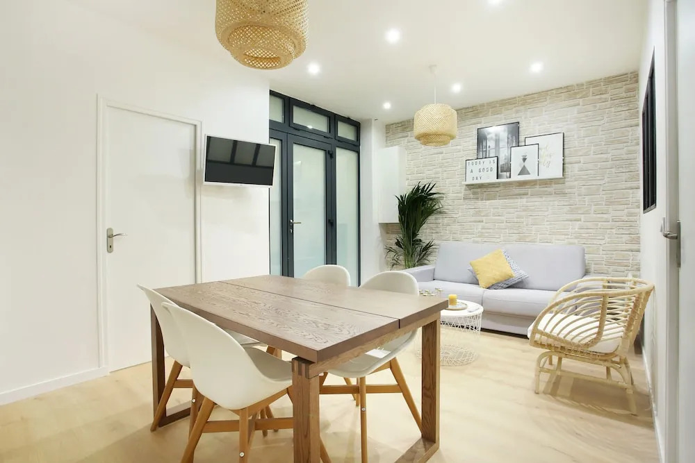 2 Bedrooms 253 St Denis