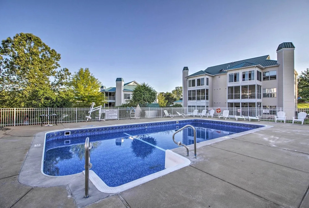 Cozy + Deluxe Branson Condo w/ Covered Balcony