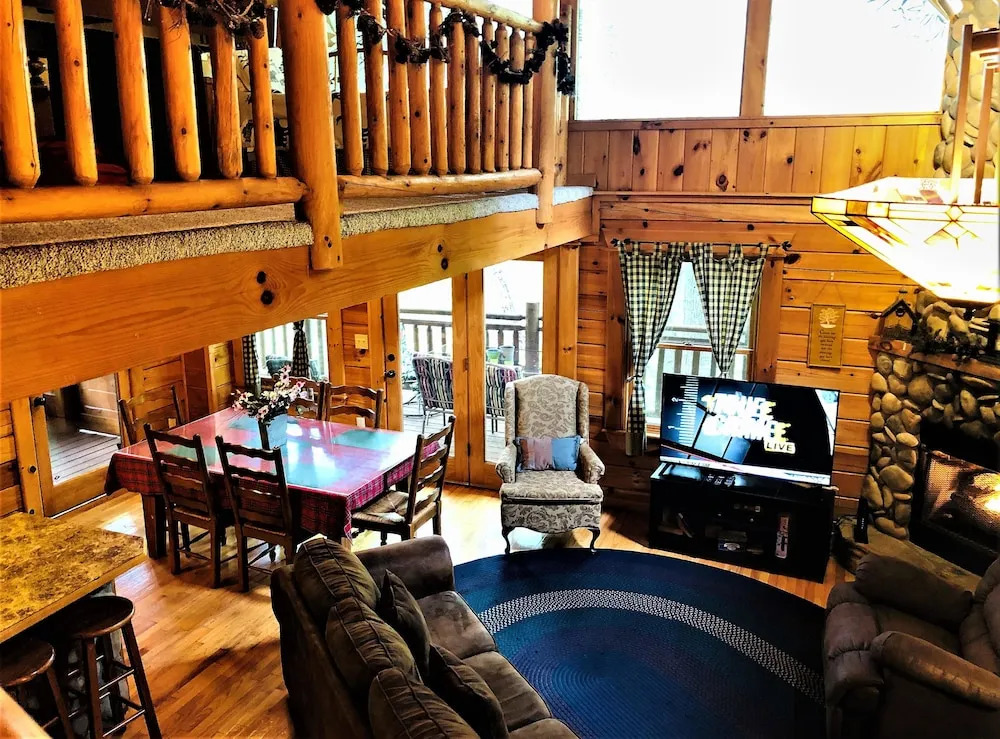 Bear Pleasures 2 Bedrooms 2 Bathrooms Cabin