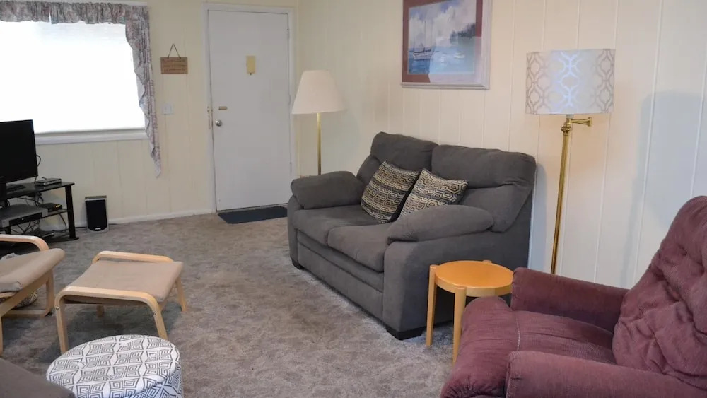 425 Beach Dr