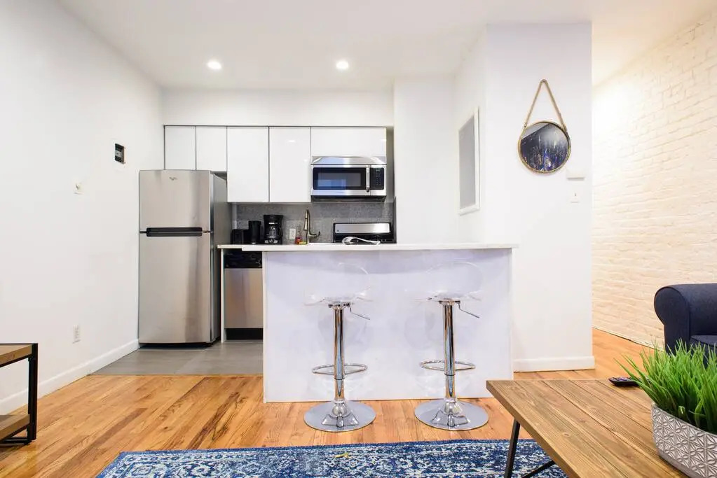 26-4b Newly Furnished 1BR W D Courtyard