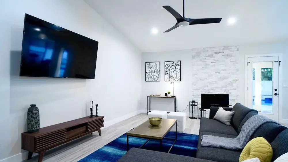 Beautiful 5-bdrm Vacation Home W/heated Pool !