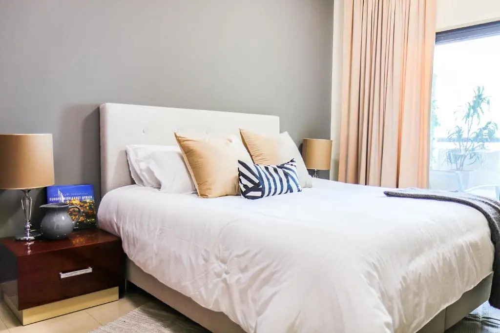 Signature Holiday Homes - Newly Furnished 1 BHK in Time Place Tower, Dubai Marina