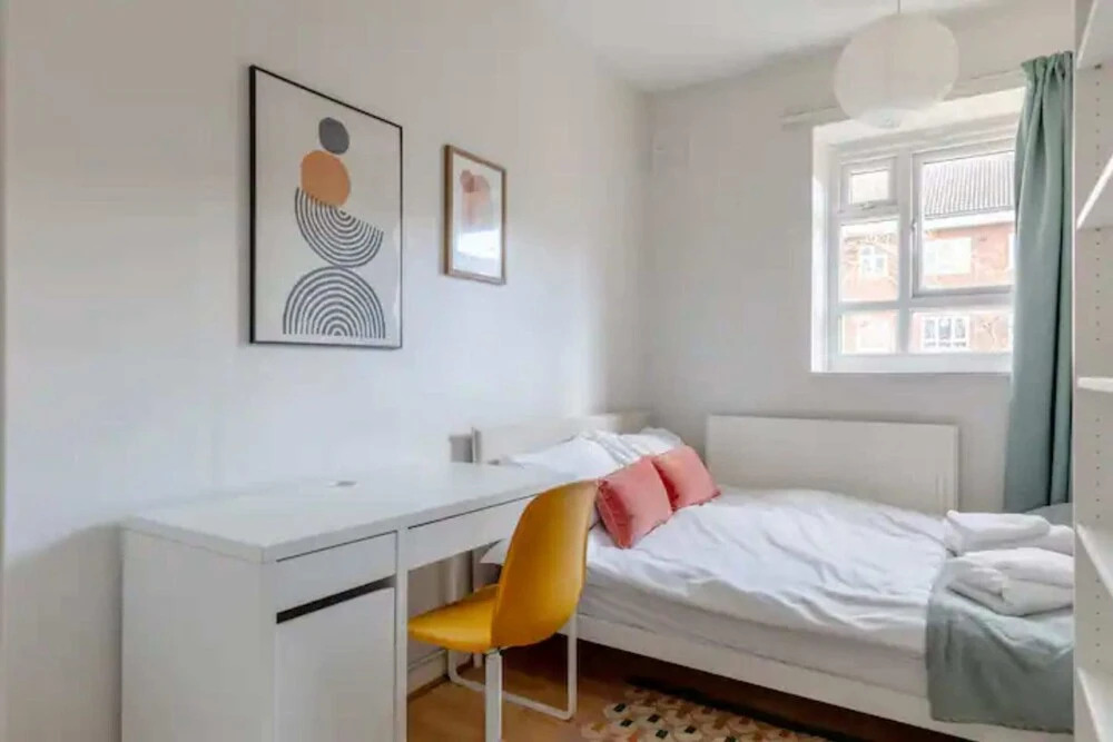 Cosy 4BD Flat W/private Balcony - Nine Elms!