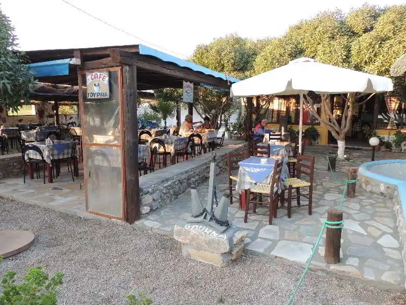 Akrogiali Rooms & Studios