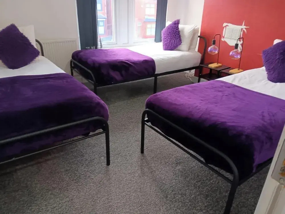 4 Bed-sleeps 9-private Garden-free Parking