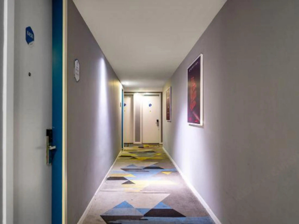 Shanghai Hongqiao International Exhibition Center  99 Xinbiao Selected Hotel