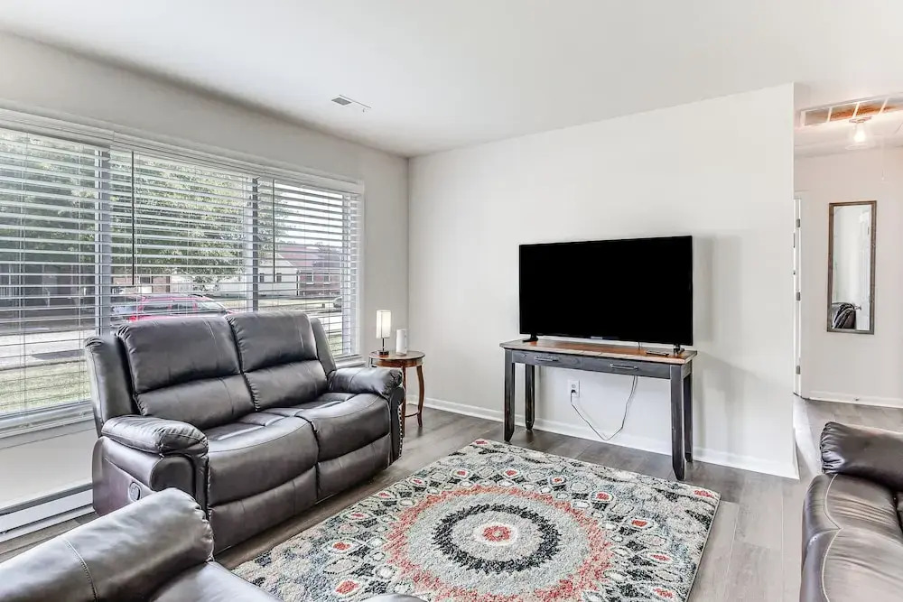 3 Mi to Huntington Beach: Hampton Family Home!