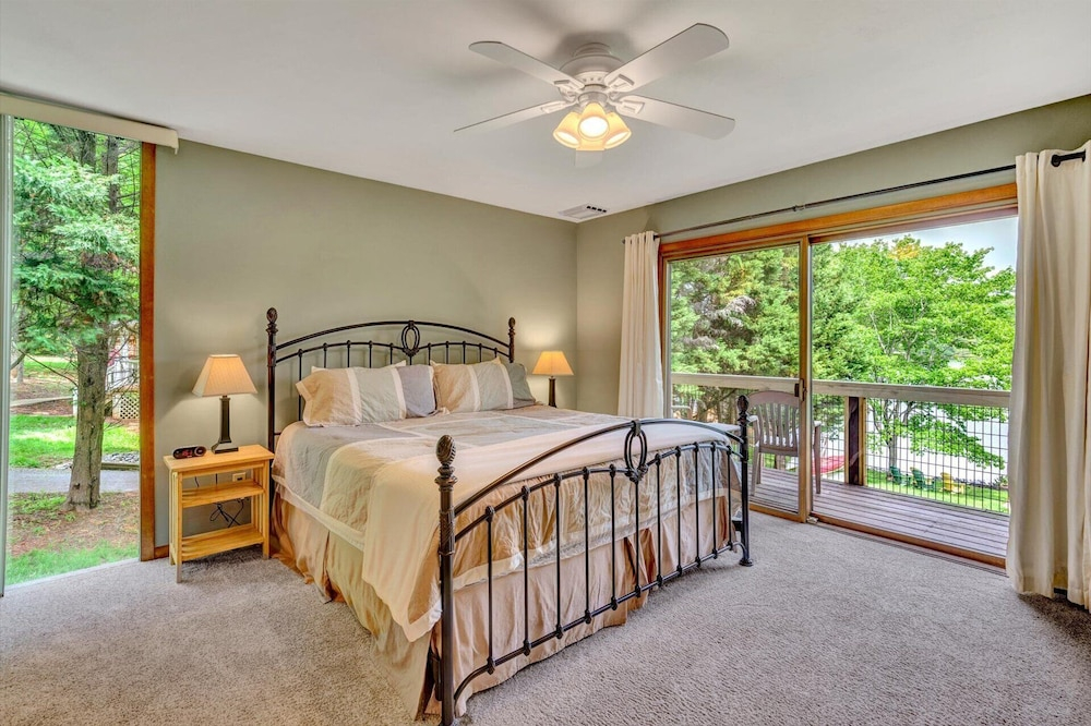 Dancing Water - Sleeps 10, Private Dock, Game Room & Hot Tub