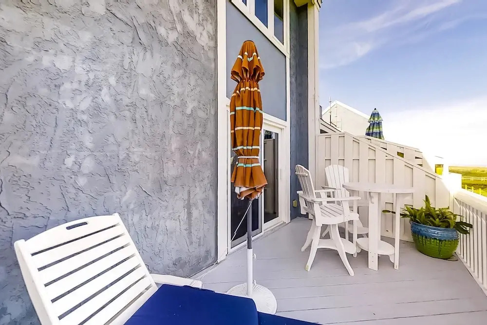 Oceanfront Townhouse With Ocean Views, Central AC, Wifi, & Outdoor Pool