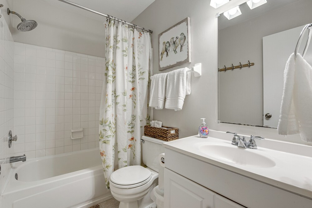 Charming Tallahassee Townhouse ~ 3 Mi to Fsu!
