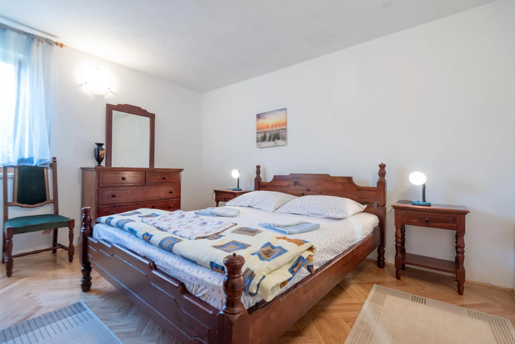 Apat 2 bedrooms, a bathroom, a kitchen,living room