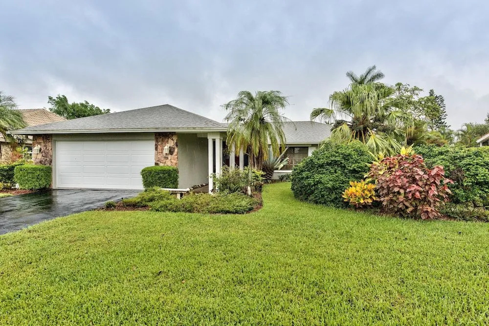 Rovigo Vacation Rental: Spacious Retreat with Panoramic Lake Views in Kings Lake. 4-BR, 4-Bathroom Home with Private Pool, just 3.4 Miles from the Vibrant Fifth Avenue South and Naples Attractions