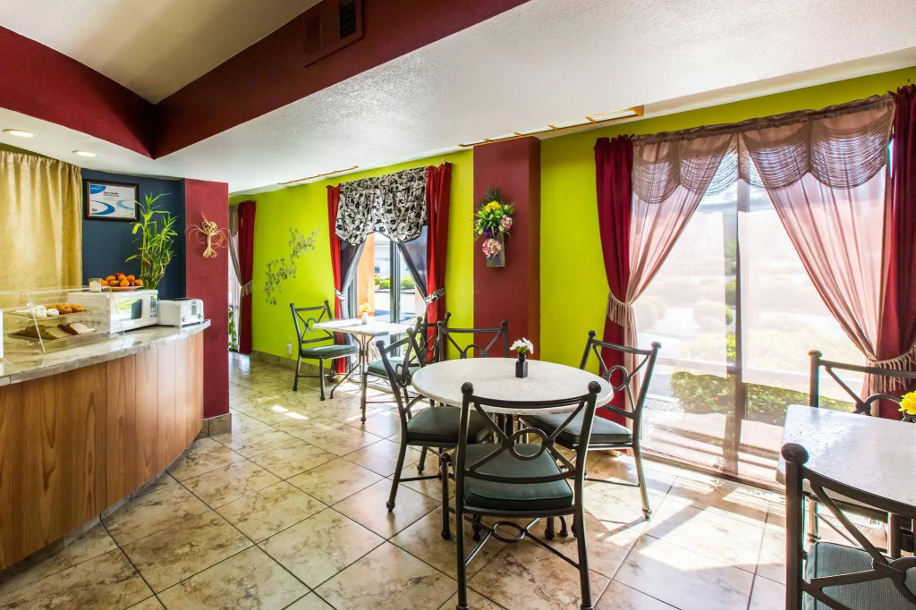 Econo Lodge Inn & Suites Macon North