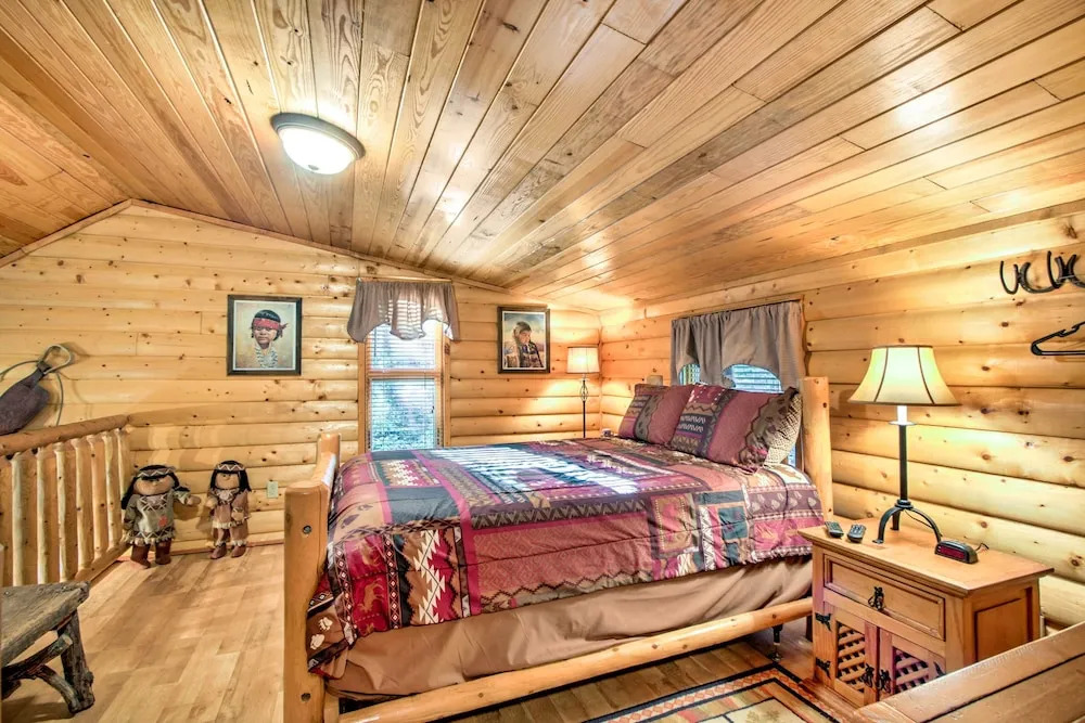 Porch & Fire Pit: Rustic Log Cabin in Smokies!