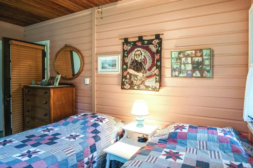 Harbert Cottage w/ Fire Pit: Half Mile to Beach!