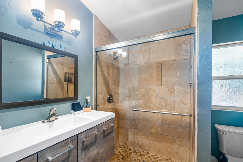 10 Mins to the Lake, Hot Tub & Game Room, Modern Cabin Bearpaw by Avantstay
