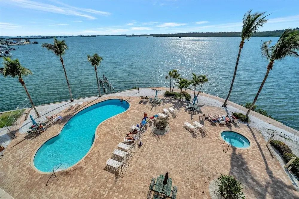 Waterview Balcony HOT TUB Heated Pool Rum Bar