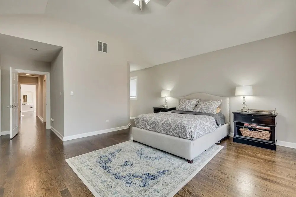 3 BR 3 BTH - UIC, Med Dist & Down Town + Garage by AllSet Turnover