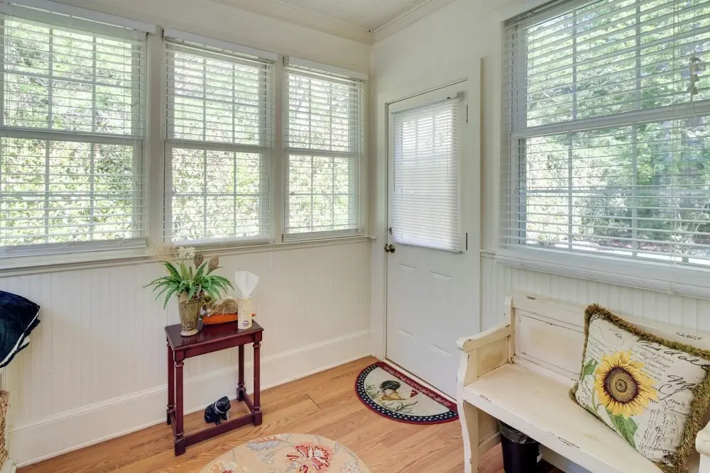 7 Mi to The Biltmore: 'Le Canard' Cottage w/ Porch