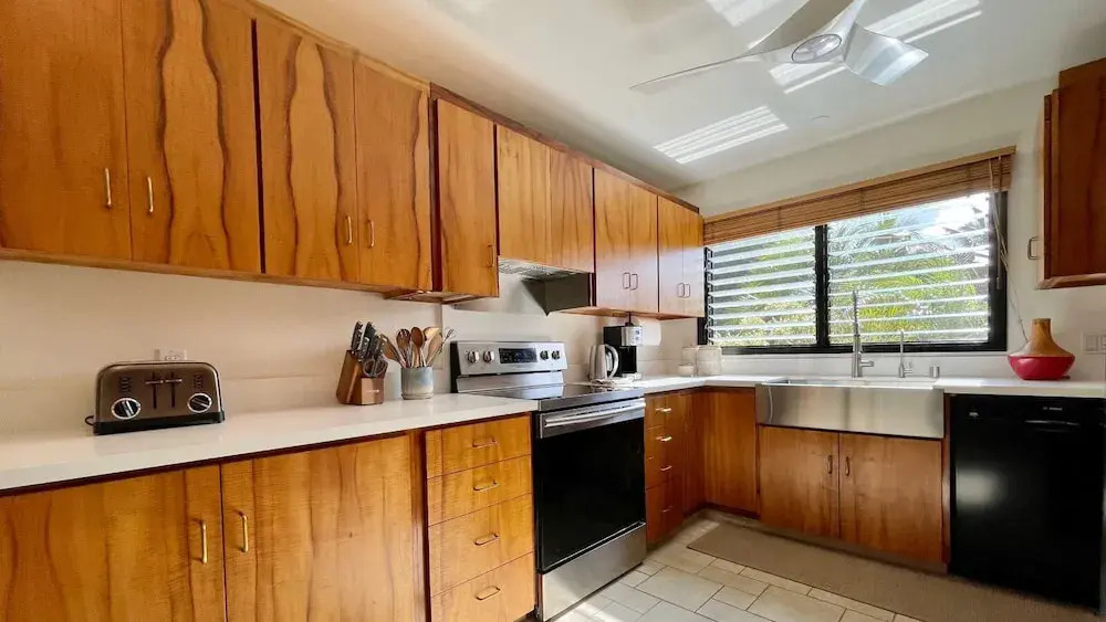 Sophisticated Oceanfront Retreat - Air-conditioned - Walk to Beach - Vrkcv