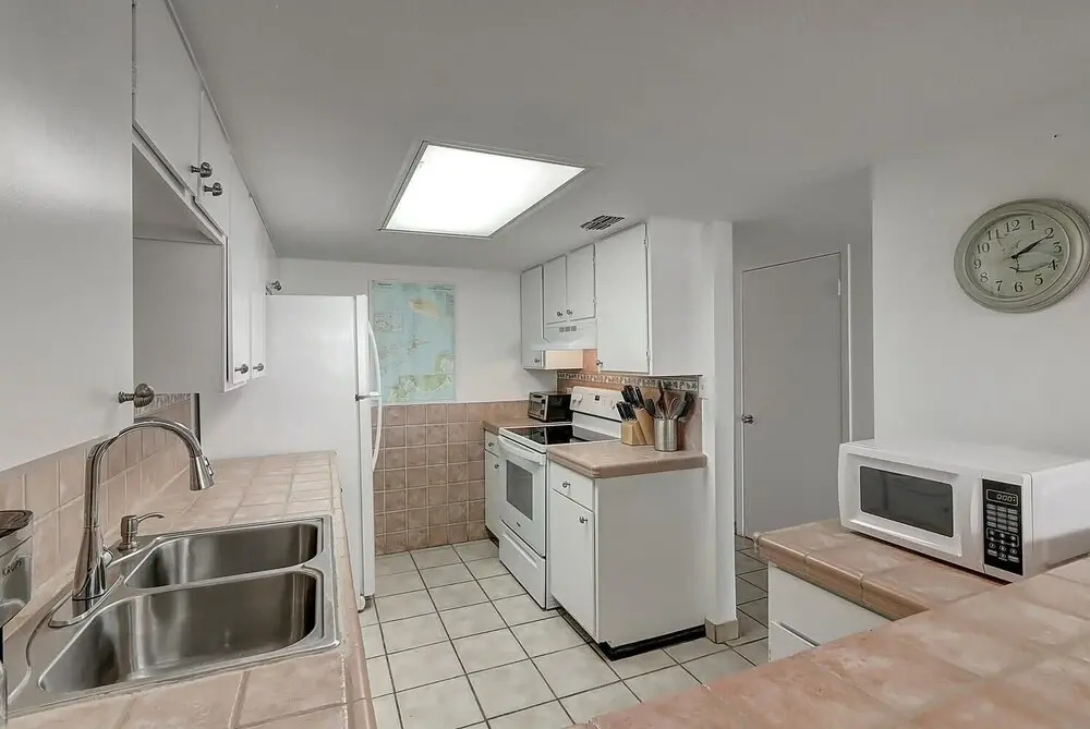Sunny Beaches 3 Bedroom Condo by RedAwning