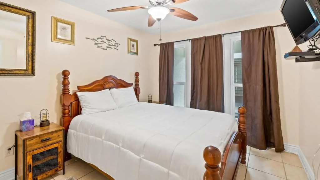 D's Beach Retreat - 2 bedroom townhome in front of Schooners with gulf views & private hot tub!