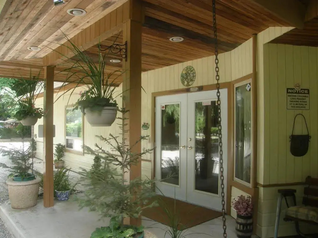 Cedar Wood Lodge Bed & Breakfast Inn