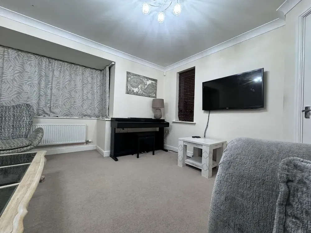 Spacious 4Bd House With Character In Coventry