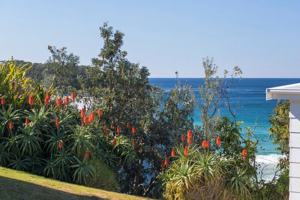 Retro Beach House - roomy 4BR retreat near ocean