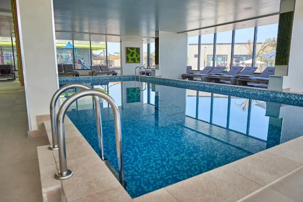 7 Waves Studio-Spa n Pools beach resort