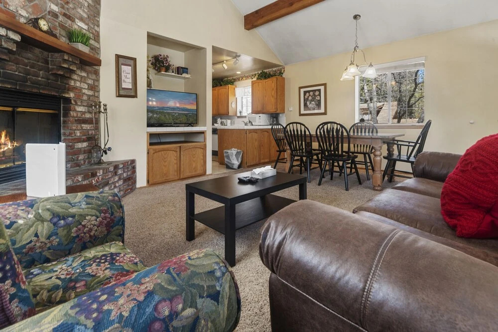 Karin's Cottage - 2br/1ba/walk To Shuttles/wifi/fireplace/fencedyard/barbeque 2 Bedroom Home