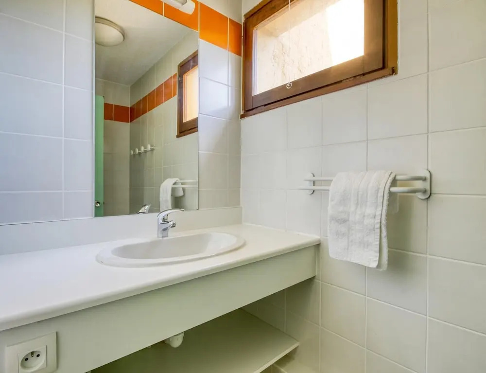 3-person Lakefront Stay in Miremont