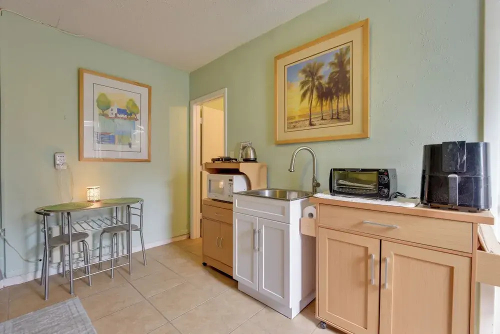 Convenient Sarasota Studio w/ Lush Backyard!
