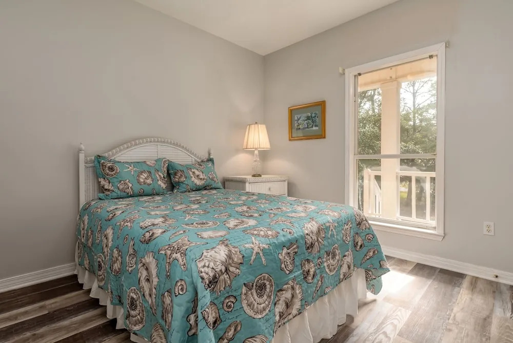 Screamin' Peace 1614 Cadillac 3 Bedroom Home by RedAwning
