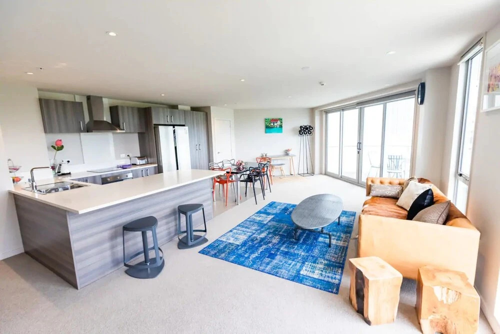 Large Four Bdr Apartment - Walk to Mall/stadium