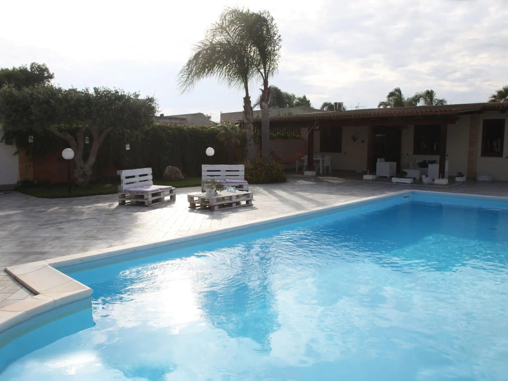 Air-conditioned villa with swimming pool 900 meters from the sea