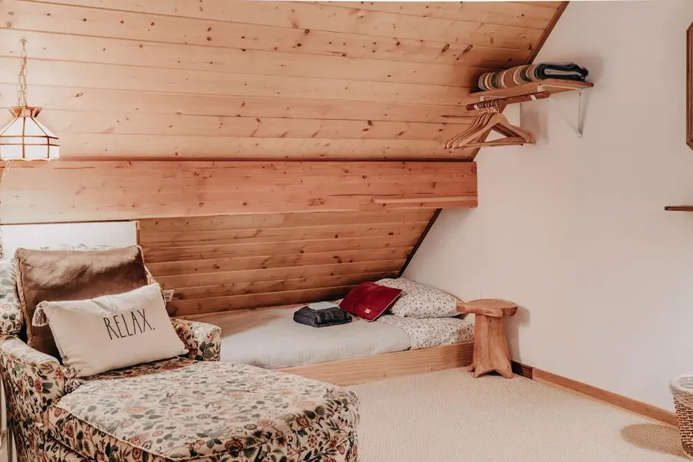 Snowline Cabin #4 - Pet-friendly Cedar Cabin With a Private Outdoor hot Tub!