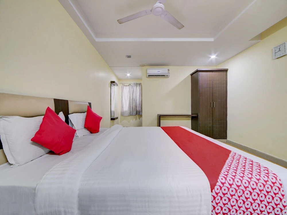 OYO 28033 Pradha Grand