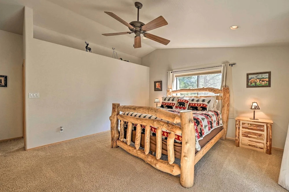 Deck, BBQ & Fireplace: Family Cabin in Show Low!