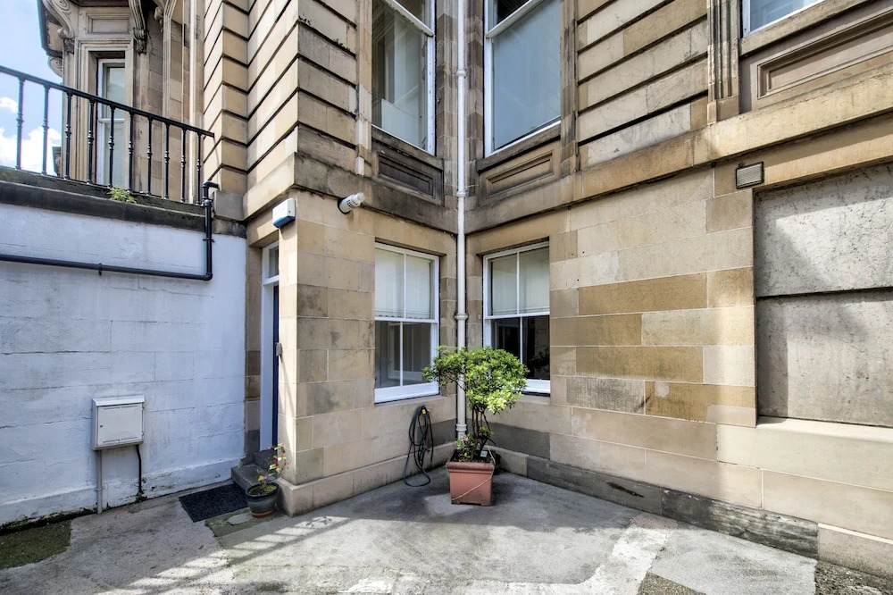 Bright Georgian 1BR Flat in West End