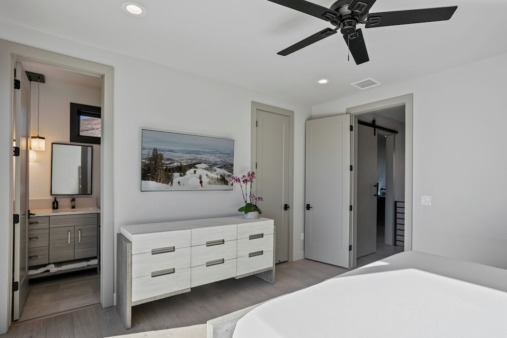 Spacious Ski Getaway Hot Tub 5 Bedroom 5 Home